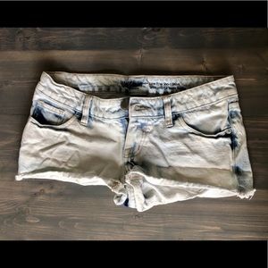 Acid wash short denim shorts